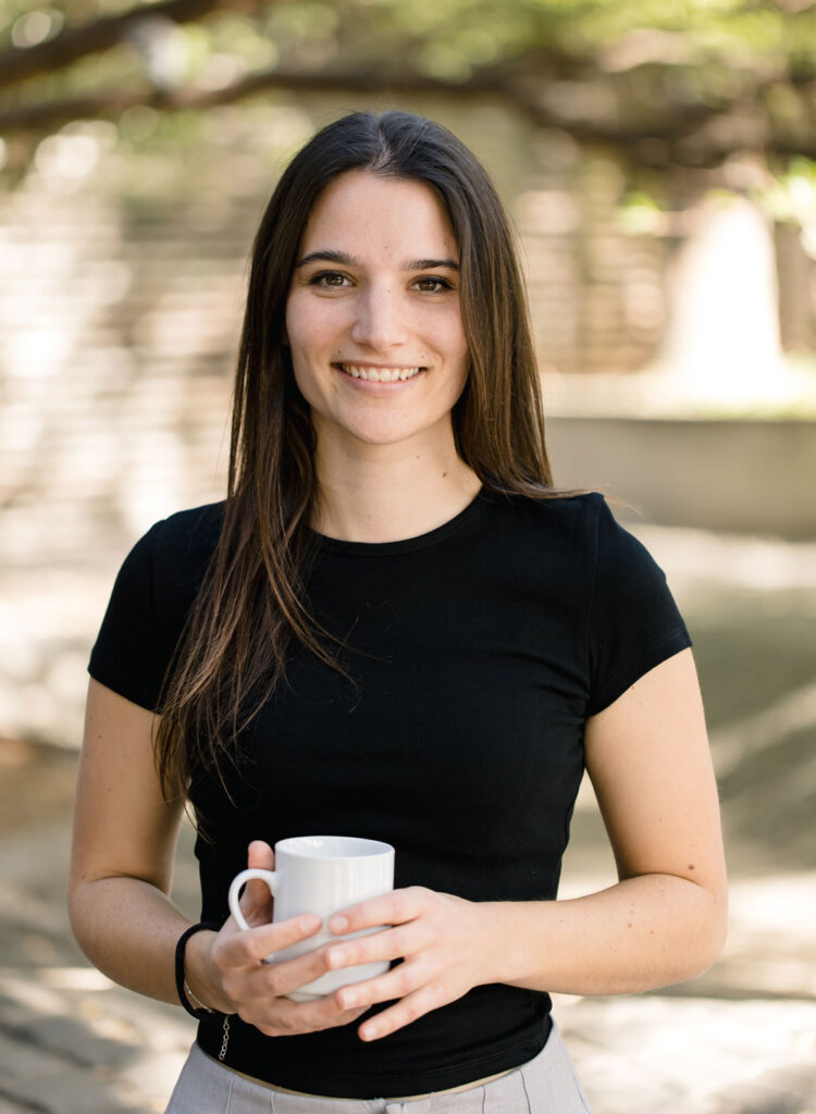 Laura Timm, Gründerin und Geschäftsführerin von WordPotential, lächelt in die Kamera