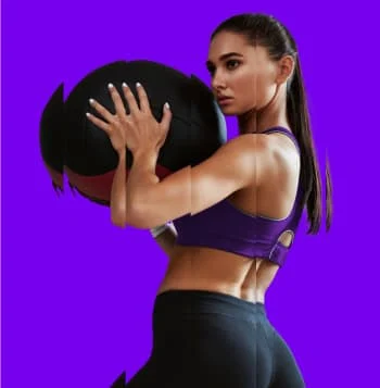 Sportliche Frau hält einen Medizinball