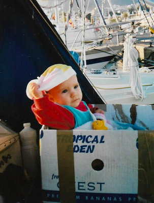Laura Timm als Baby in einer Bananenkiste auf einem Segelboot