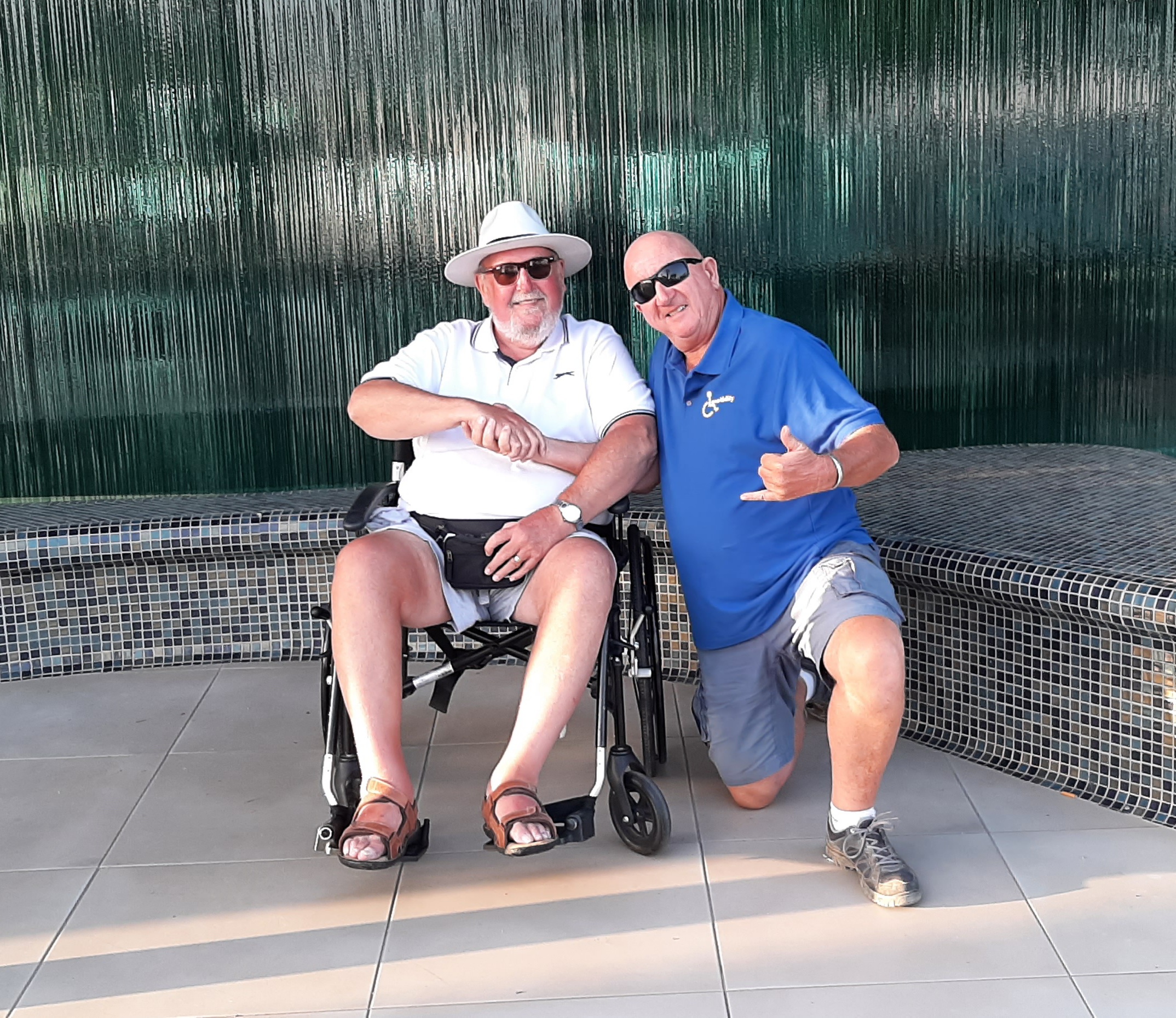 Crazy DAVID, Gründer von LanzAbility und Adventure Holidays Lanzarote, mit Urlaubsgast im Rollstuhl