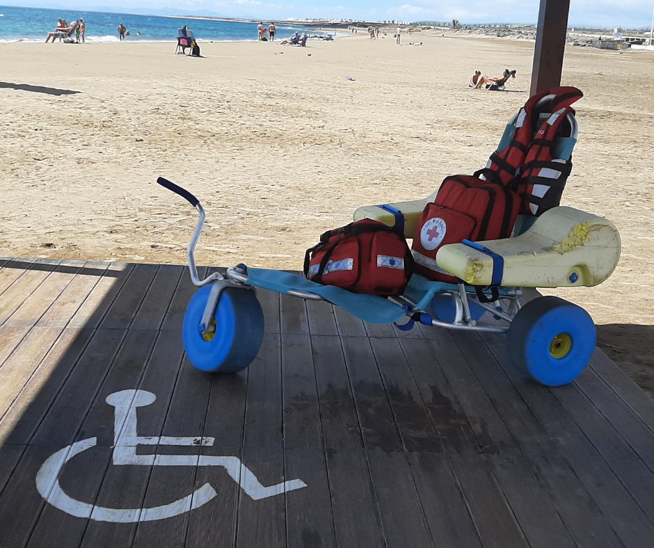Strandrollstuhl mit Erste-Hilfe-Ausstattung am Strand auf Lanzarote