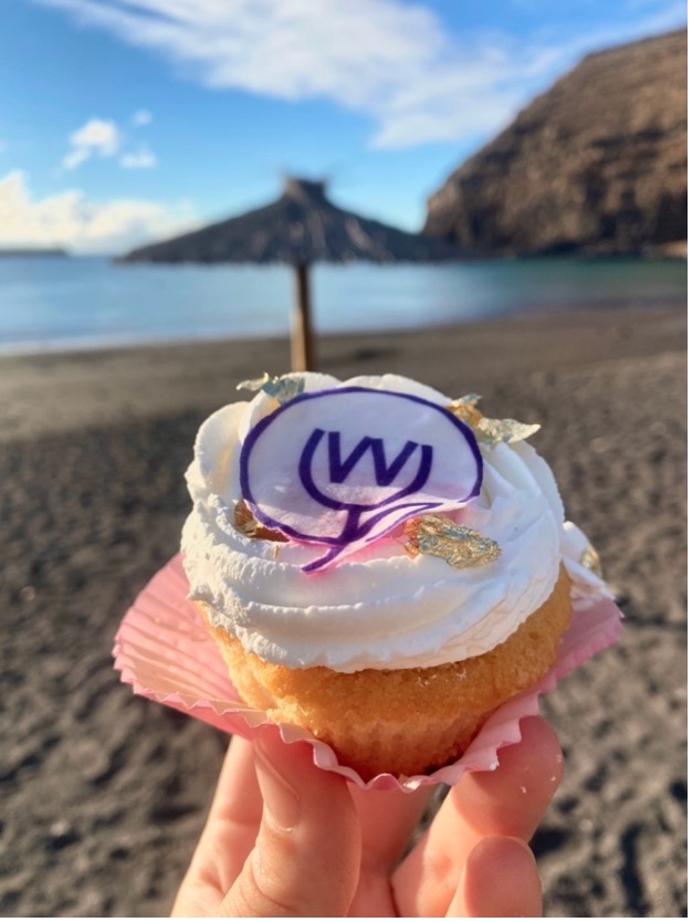 Cupcake mit WordPotential-Logo drauf am Strand