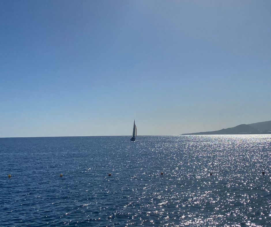 Segelboot segelt durch blaues Meer vor Teneriffa