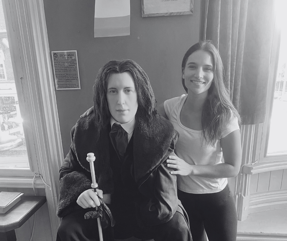 Laura Timm mit Oscar Wilde Wachsfigur