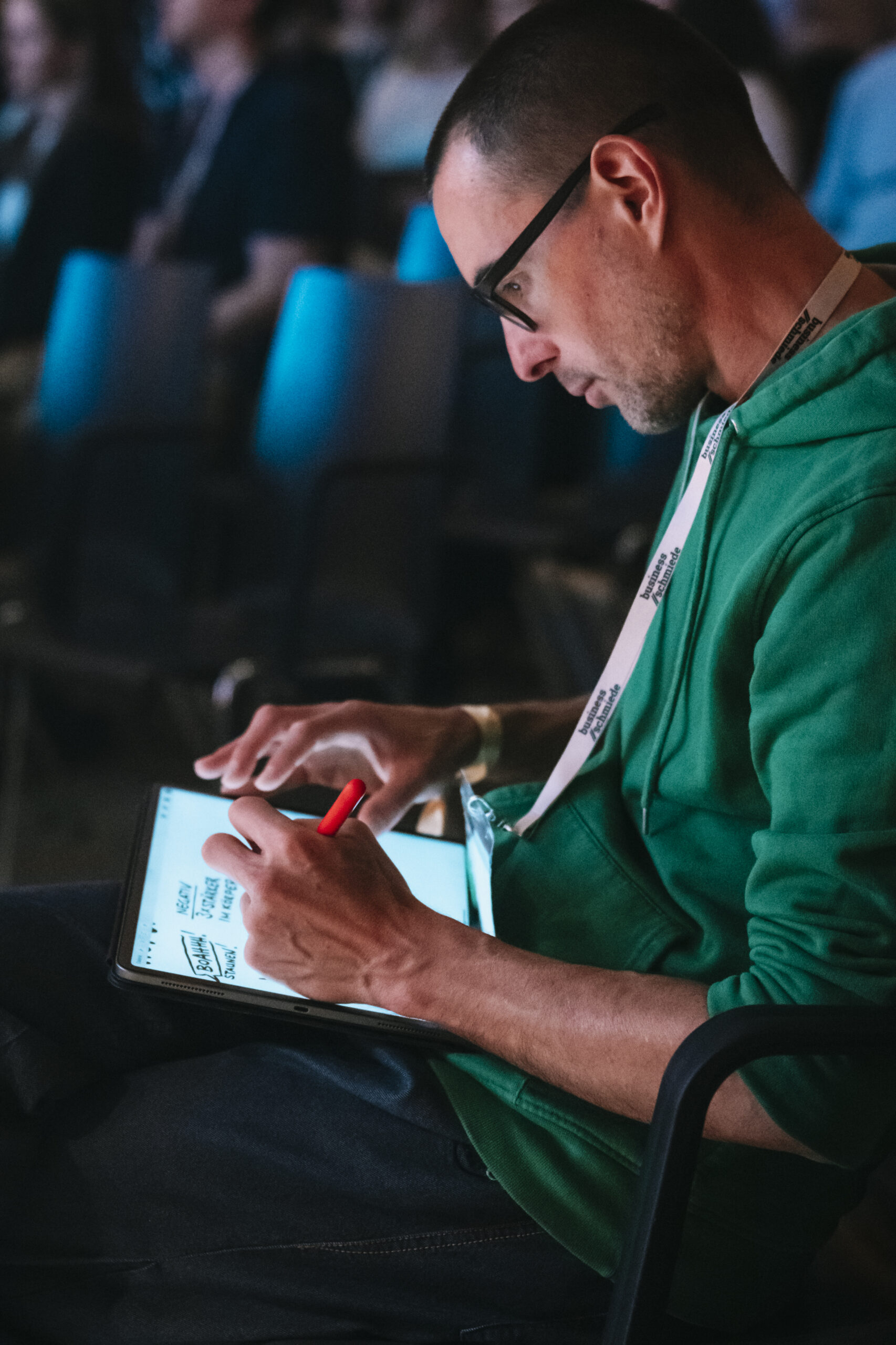 Felix Sandhofer, Gründer von Flow Factory, beim Sketchen