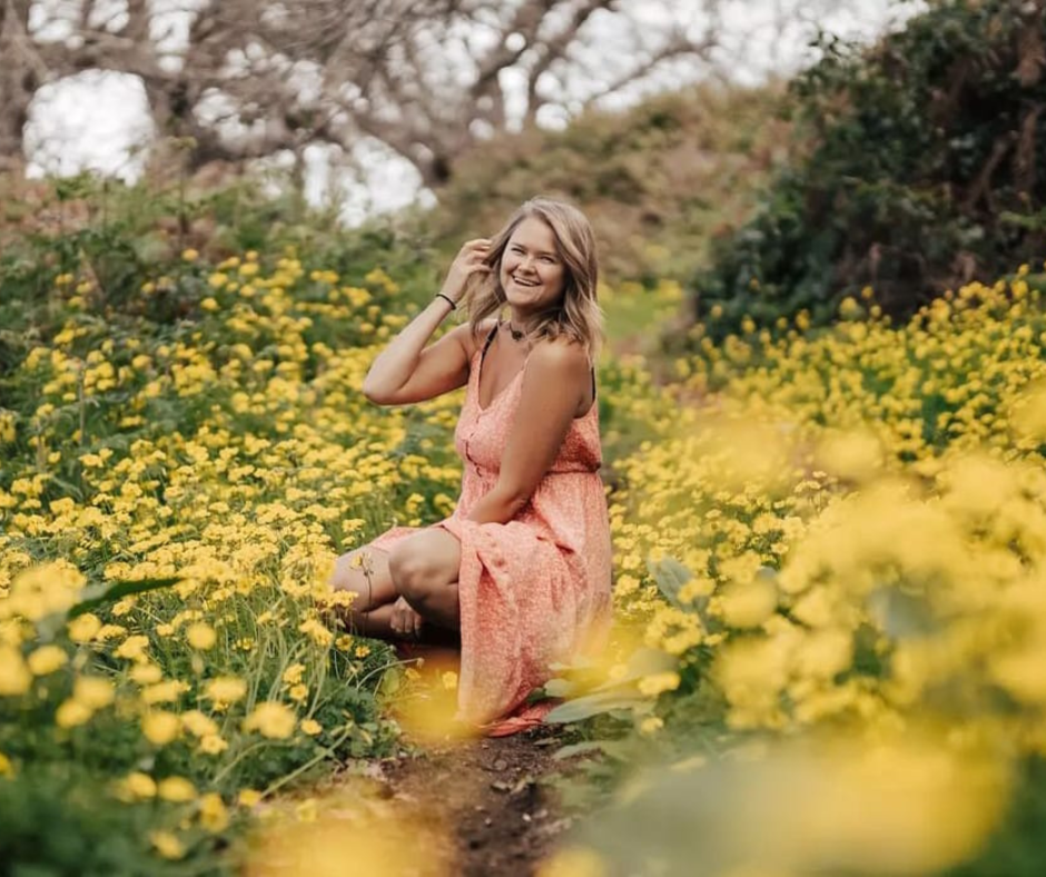 Ilona Adamson, Fotografin, in einem Blumenbeet